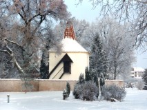 zvonice v zimě
