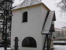 zvonice na hřbitově