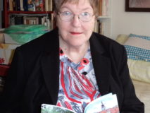 H. Ševčíková se svou knihou Písecké oblázky